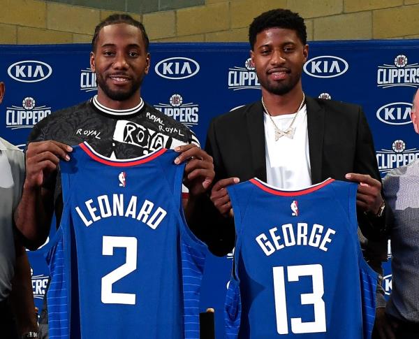 Kawhi Leo<em></em>nard (l) and Paul George (r) in 2019.