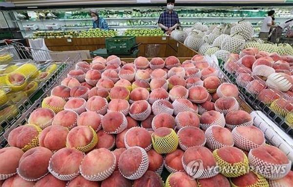 Fruits are on display at a major discount chain store in Seoul, in this Aug. 11, 2024, file photo. (Yonhap)