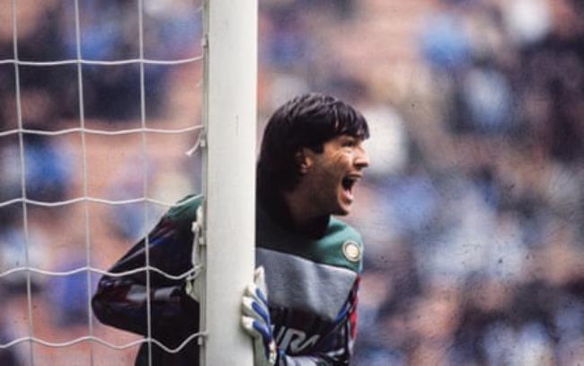 Walter Zenga playing for Inter in 1989